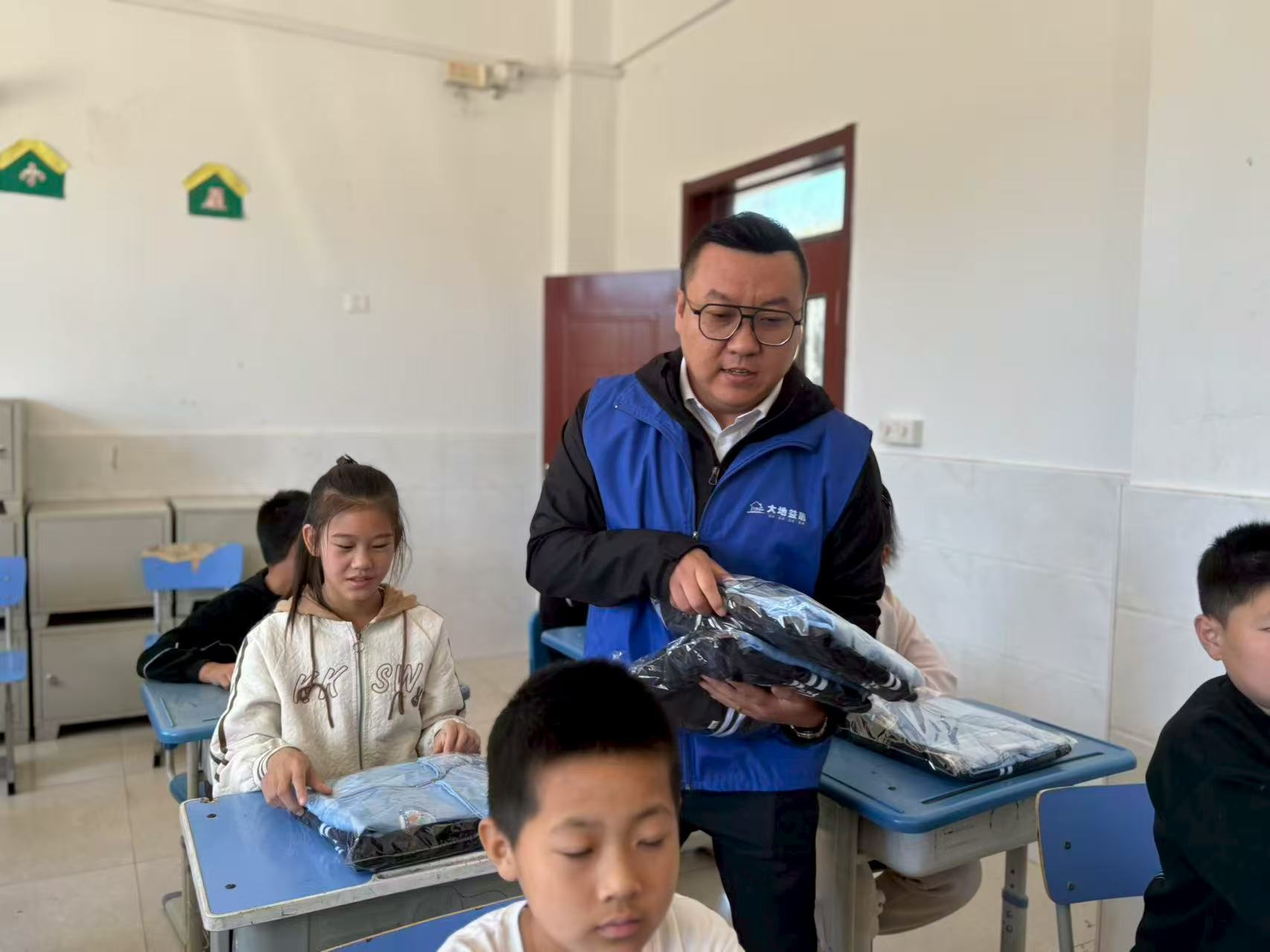 1758252135902942.jpg 小牛群4.jpg