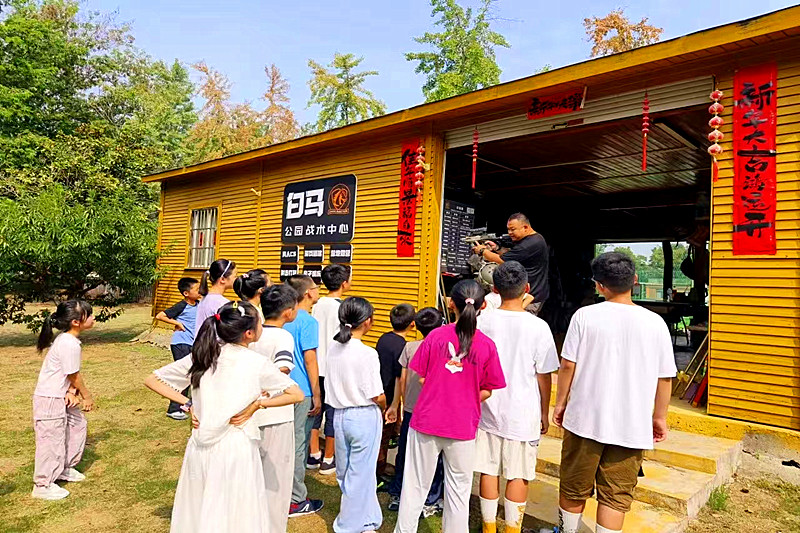 1758417976360240.jpg 江苏省南京市玄武区锁金村街道紫鑫城社区开展“红蓝对抗嗨翻天,点燃少年强军梦”活动(1).jpg