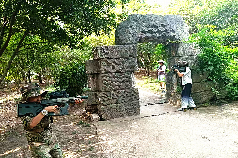 1758418003518417.jpg 江苏省南京市玄武区锁金村街道紫鑫城社区开展“红蓝对抗嗨翻天,点燃少年强军梦”活动(4).jpg