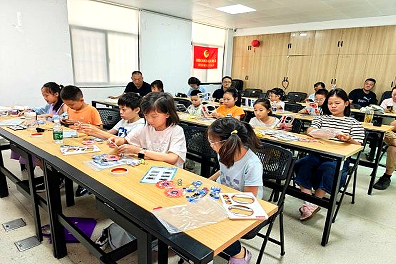 1758418660643222.jpg 江苏省南京市建邺区凤凰街道莫愁新寓社区关工委开展“胡克滚轮”科普手工活动(1).jpg