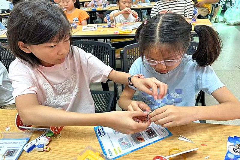 1758418668100756.jpg 江苏省南京市建邺区凤凰街道莫愁新寓社区关工委开展“胡克滚轮”科普手工活动(2).jpg