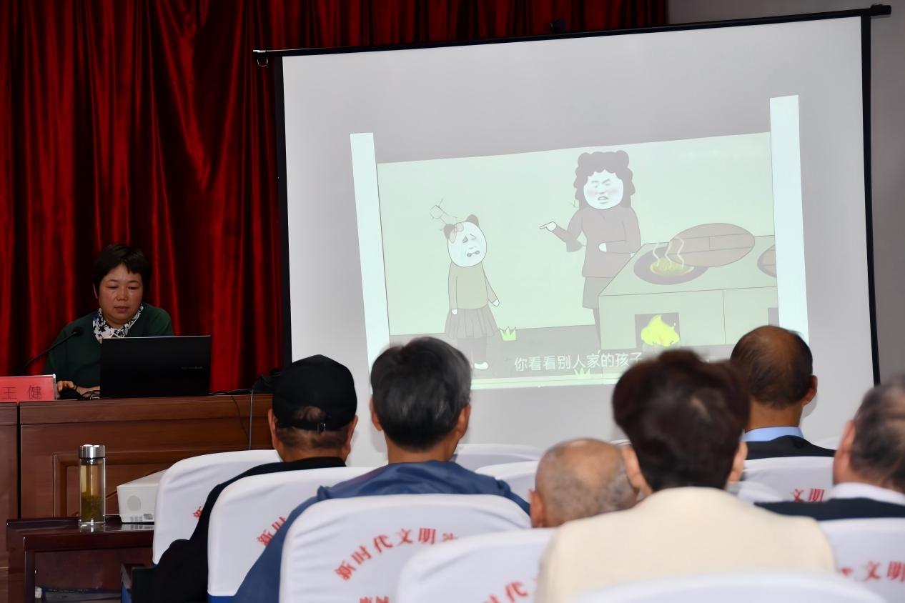 1758453680520854.jpg 安徽省阜阳市阜南县关工委“好家庭好家教好家风” 巡讲活动走进鹿城镇红旗社区2.jpg