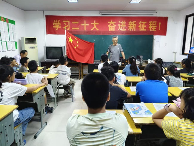 汾湖黎里镇北厍假日学校：认识国旗 高唱国歌 增强爱国之情.png