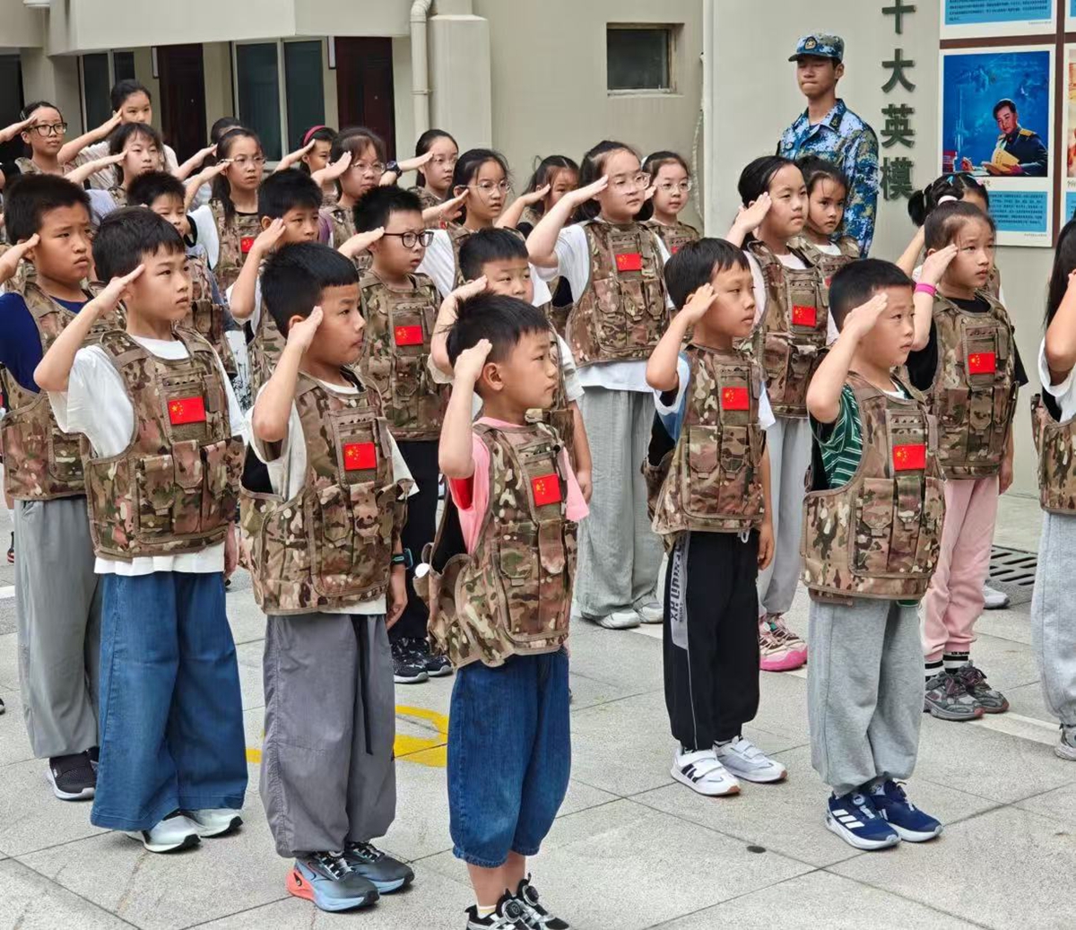 迷彩映童心，热血铸担当！蛟川少年的国防教育日“超燃”-炼化社区2_副本.jpg
