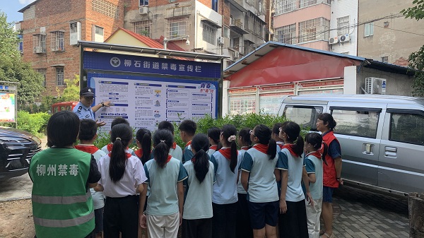 9月10日,柳南区柳石街道红阳社区关工小组携手柳石派出所、柳州市柳邕路第一小学，在红阳社区文明实践站精心组织禁毒宣传与法治教育活动（曾宪龙） (2).JPG