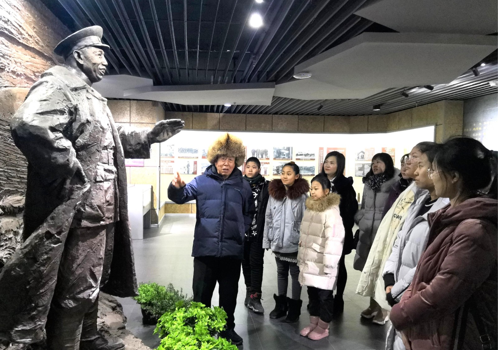 1758582833220317.jpg 3.北大荒集团九三分公司关工委郗军+40年图片.jpg