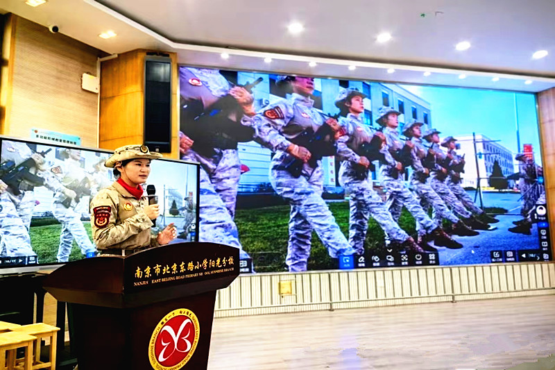 玄武湖街道关工委联合组织“9·3大阅兵”民兵方队女兵进校园(4).jpg
