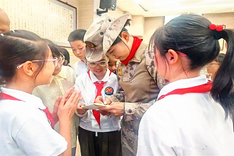 玄武湖街道关工委联合组织“9·3大阅兵”民兵方队女兵进校园(6).jpg