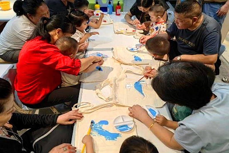 江苏省南京市建邺区莫愁湖街道莫愁湖社区关工委组织亲子家庭开展手工绘制彩包活动(1).jpg