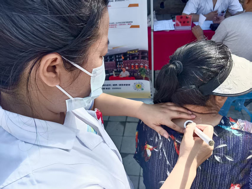 1758592000271436.jpg 元宝山区西城街道如意东社区艾灸理疗进社区,情系老人暖人心活动照片2_副本.jpg