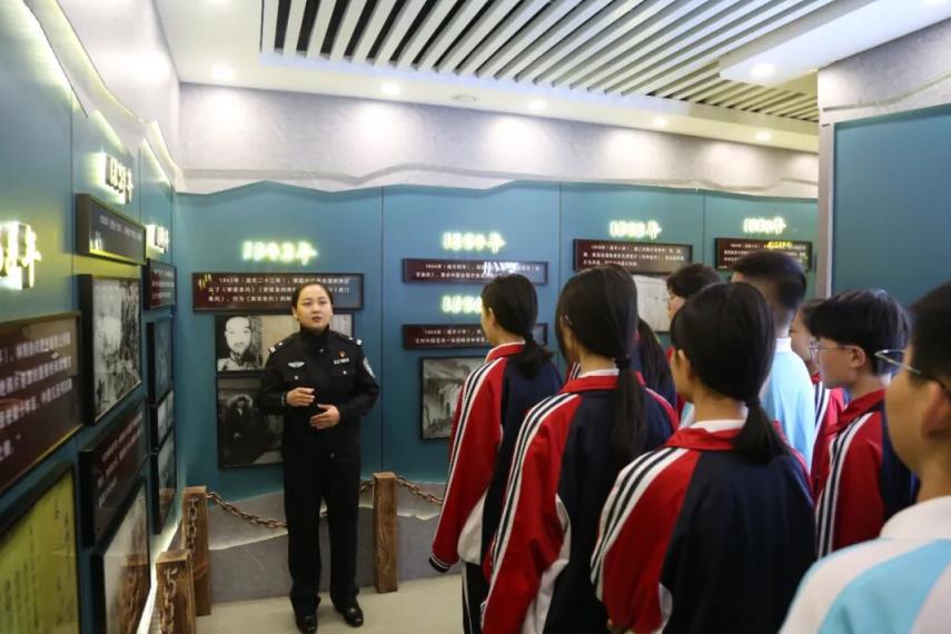 拜泉县公安局关工委组织学生参观禁毒教育基地2.jpg