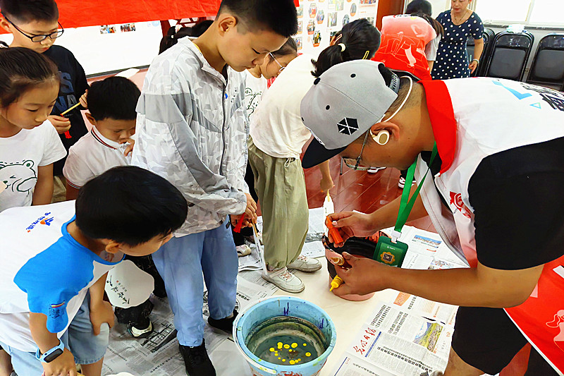 江苏省南京市秦淮区大光路街道蓝旗新村社区关工委开展沉浸式漆扇制作体验(1).jpg