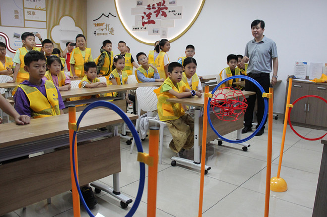 【江陵街道】江兴社区：科技燃童心 无人机足球趣体验.jpg