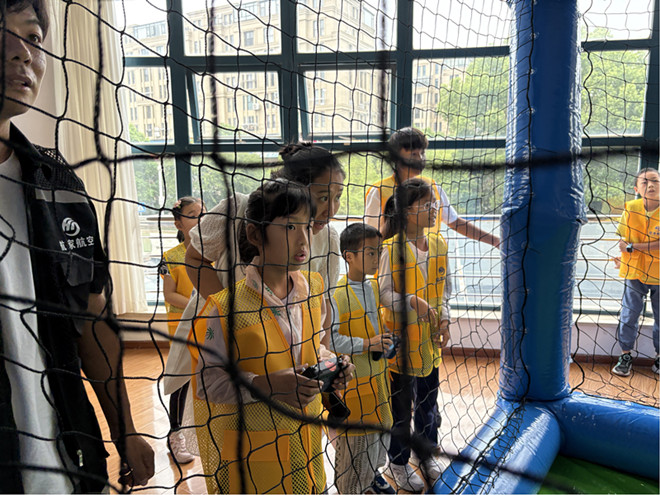 【江陵街道】江兴社区：科技燃童心 无人机足球趣体验2.jpg