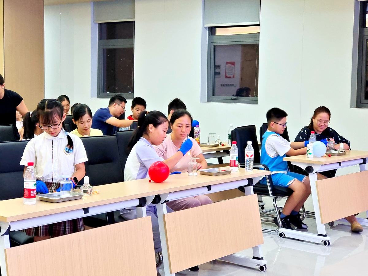 2025.09.19 滕山路社区-神奇的干冰2_副本.jpg