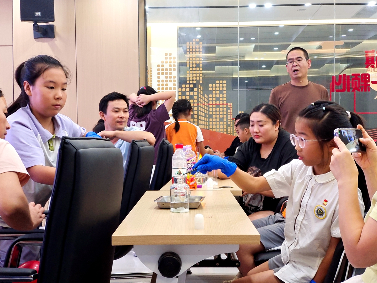 2025.09.19 滕山路社区-神奇的干冰3_副本.jpg