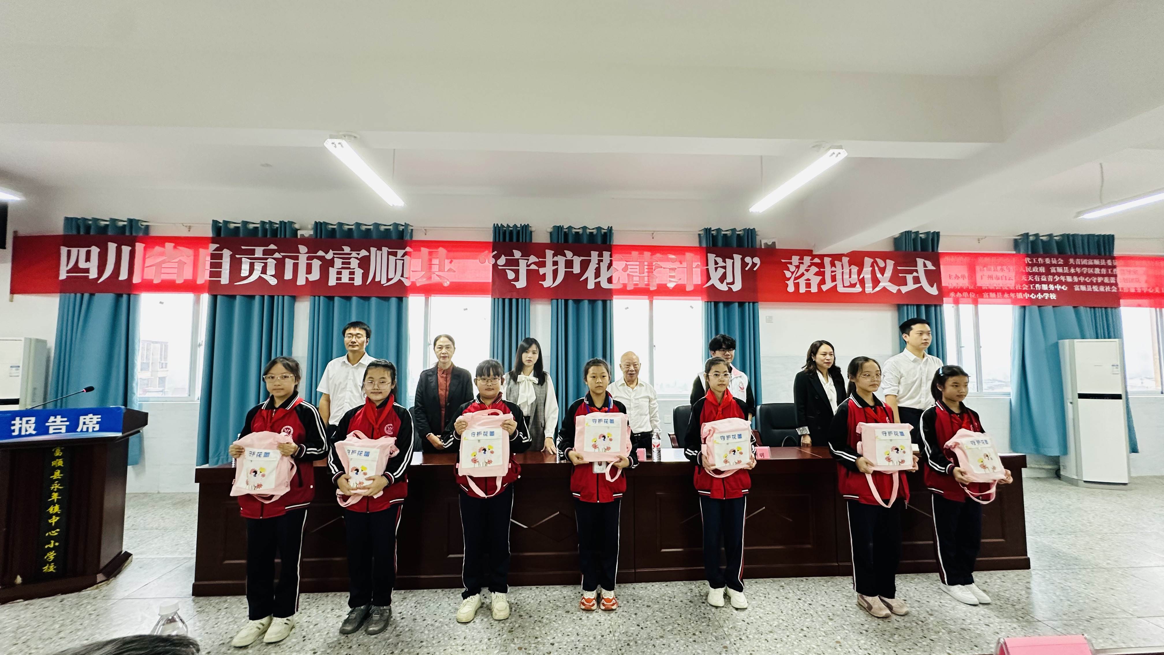 发放花蕾礼包合照 (1).jpg