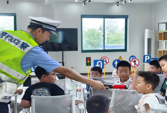震泽派出所关爱工作站：法润童心 平安同行2.png