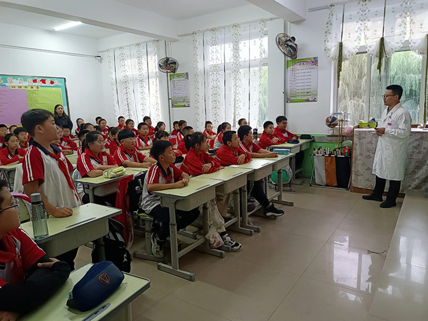 1758782531206209.jpg 平旷二小关工委中医药进校园活动照片15_副本_副本.jpg