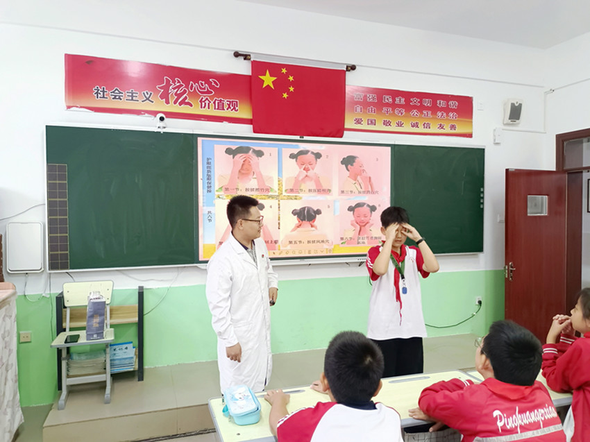 1758782652340705.jpg 平旷二小关工委中医药进校园活动照片8_副本.jpg