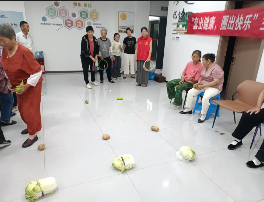 凤凰街道双河社区关工委策划了一场别开生面的“趣味蔬菜套圈圈 套出健康圈出快乐”活动。.png
