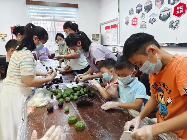9月21日，柳南区南环街道门头村关工小组组织“情满中秋，饼承心意”月饼DIY亲子活动1（吴应嫒）.jpg