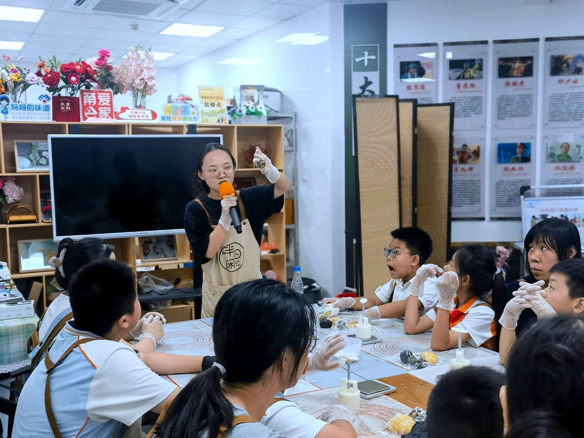 宁波市镇海区：九龙湖镇河源社区关工委开展“灯月交辉映家训，饼香融乐话传承”亲子月饼制作活动1_副本.jpg