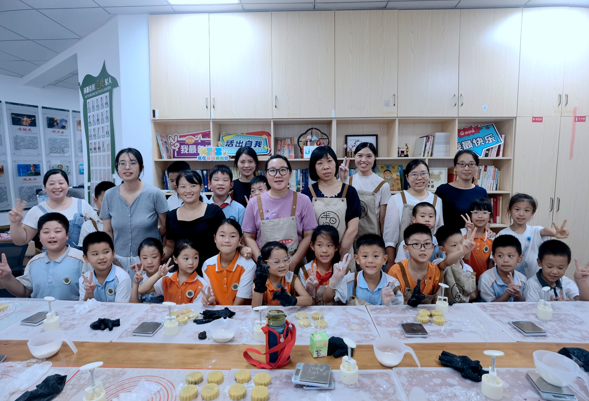 宁波市镇海区：九龙湖镇河源社区关工委开展“灯月交辉映家训，饼香融乐话传承”亲子月饼制作活动3_副本.jpg