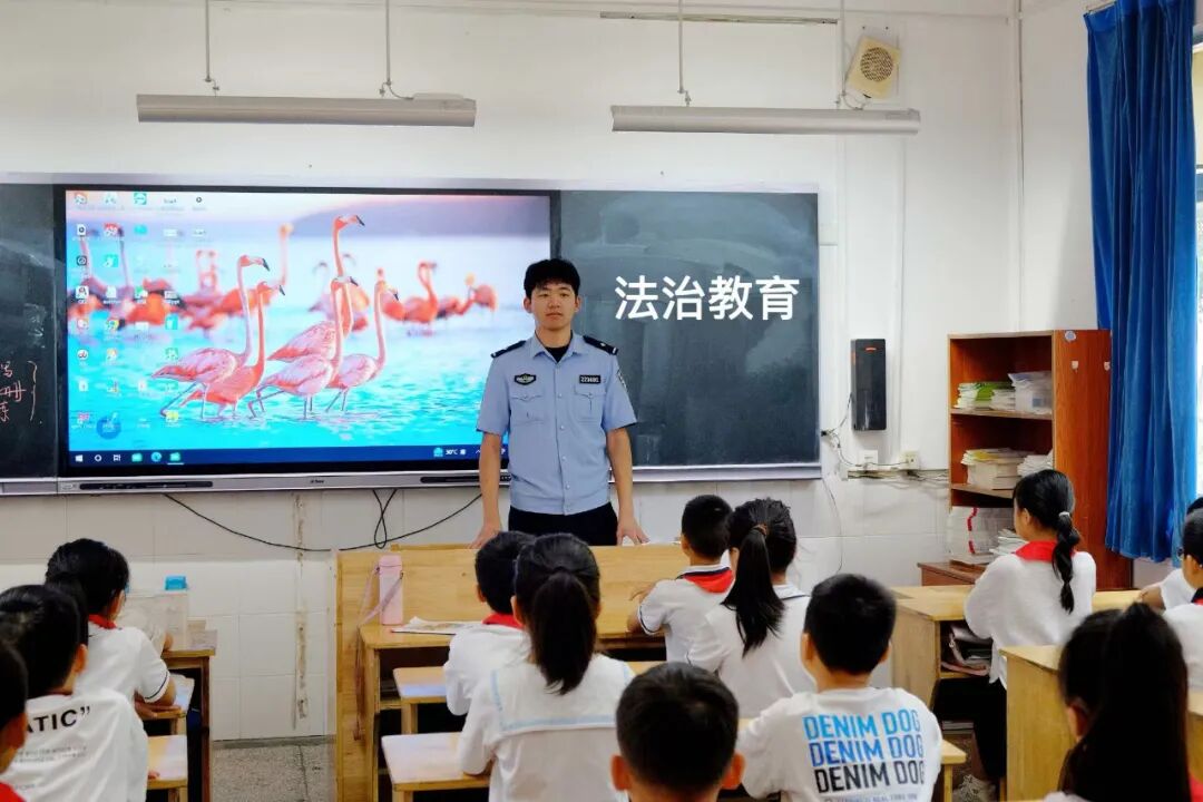 法育未来 护航成长.jpg