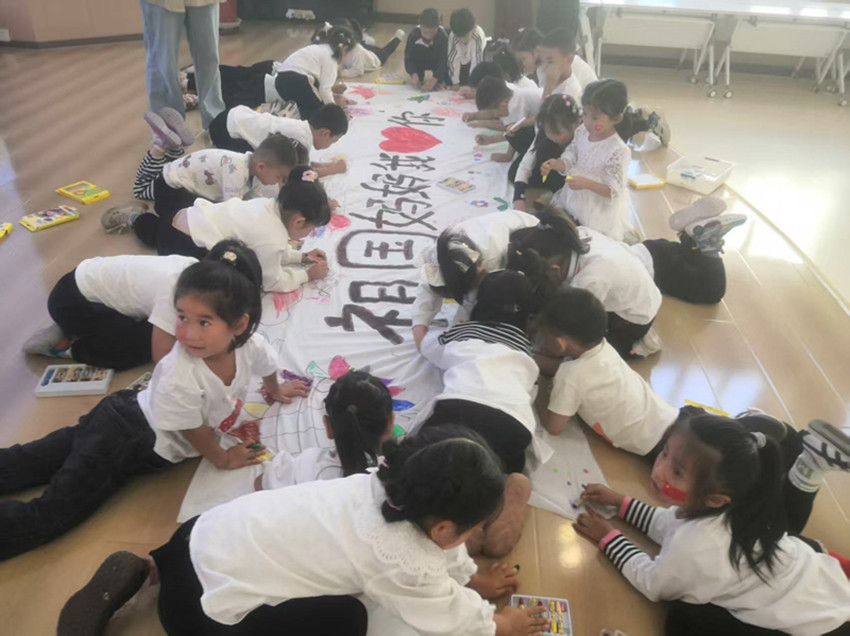 第七幼儿园、草原蓝哈达协会协会关工委组织萌娃绘长卷活动照片7_副本.jpg