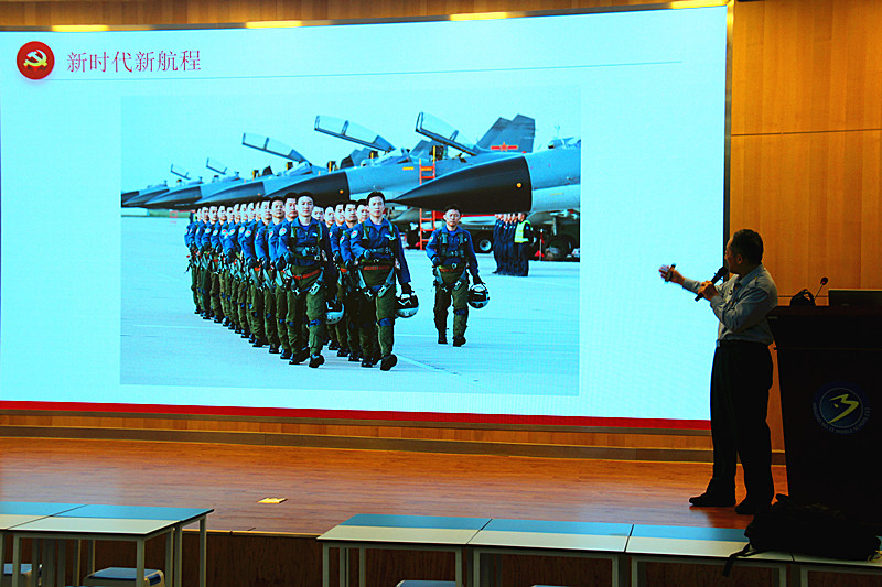 1759097287848724.jpg 玄武区关工委“大思政课”走进十三中锁金分校,红色宣讲点燃少年爱国情(4).jpg