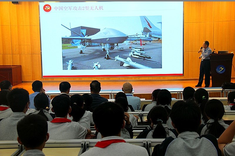 1759097305204772.jpg 玄武区关工委“大思政课”走进十三中锁金分校,红色宣讲点燃少年爱国情(6).jpg