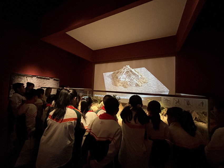 1759129435651010.jpg 马林小学“探红山文化根脉 绘民族团结画卷”研学活动照片7_副本.jpg