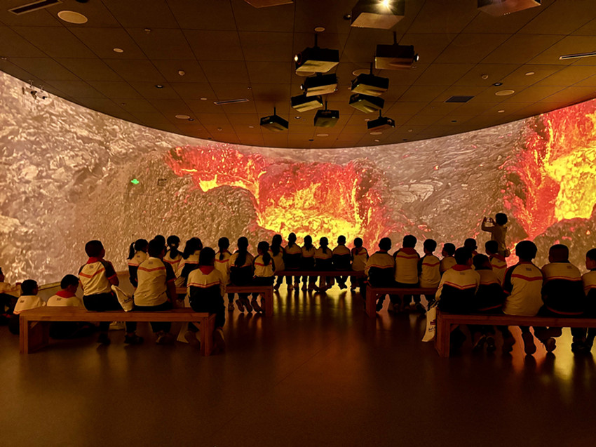 1759129491864048.jpg 马林小学“探红山文化根脉 绘民族团结画卷”研学活动照片9_副本.jpg