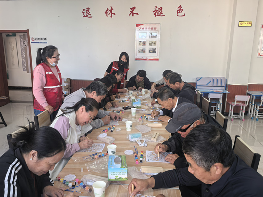 西城街道王府社区巧手制灯贺华诞  红歌嘹亮颂盛世活动照片2_副本.jpg