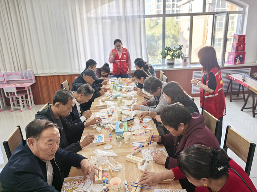 西城街道王府社区巧手制灯贺华诞  红歌嘹亮颂盛世活动照片5_副本.jpg