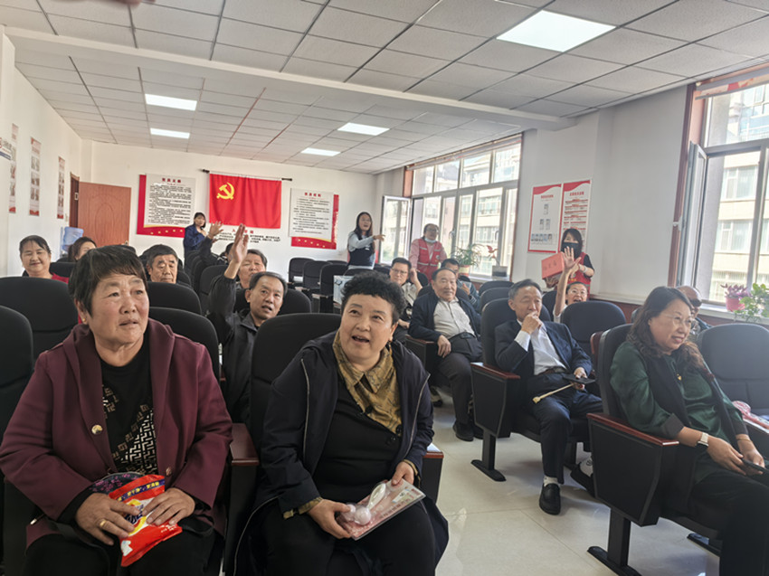 西城街道王府社区巧手制灯贺华诞  红歌嘹亮颂盛世活动照片4_副本.jpg