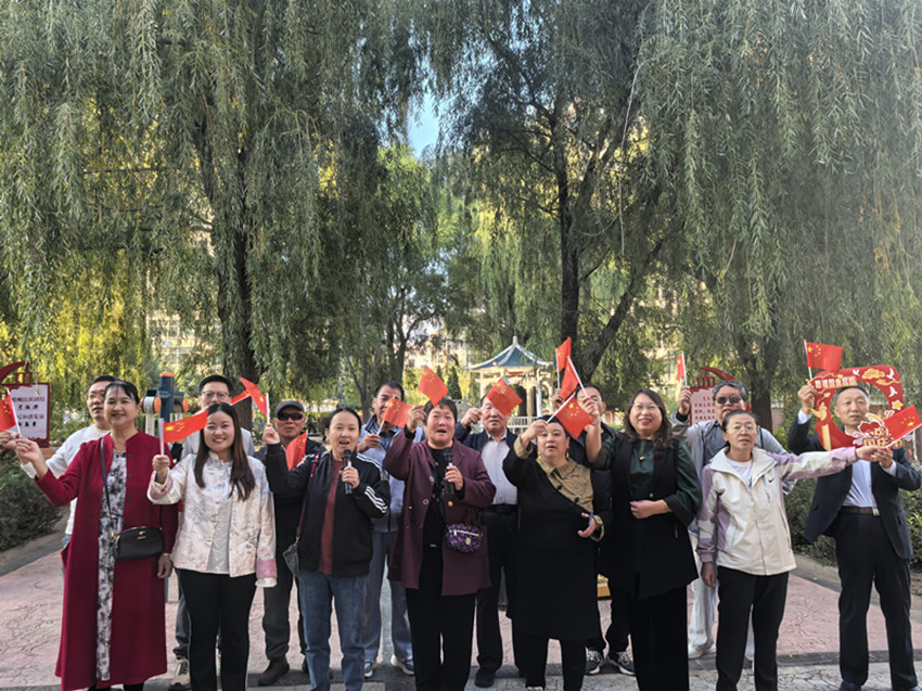 西城街道王府社区巧手制灯贺华诞  红歌嘹亮颂盛世活动照片1_副本.jpg