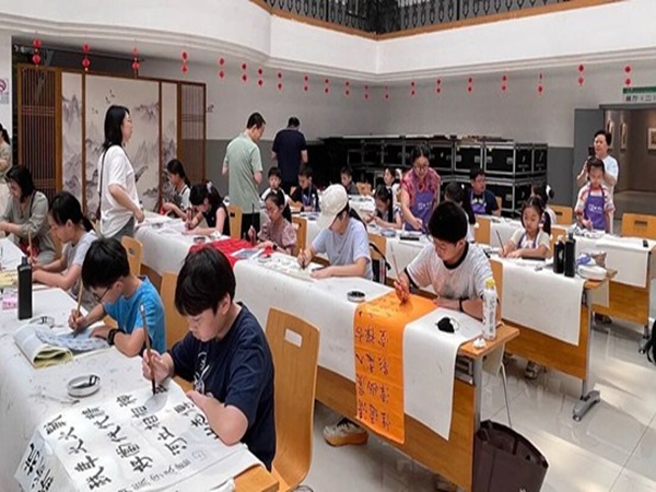 吴江区第四届“民星闪耀 翰墨童心”青少年美术书法作品展成功举办3.jpg