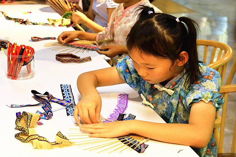 1759569663222512.jpg 江苏省南京市江宁区秣陵街道殷巷社区关工委开展“竹引壮锦,清风织夏”的非遗科普活动(1).jpg