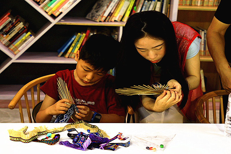 1759569671559982.jpg 江苏省南京市江宁区秣陵街道殷巷社区关工委开展“竹引壮锦,清风织夏”的非遗科普活动(2).jpg