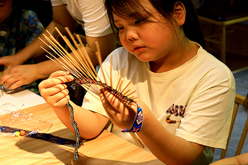 1759569680847138.jpg 江苏省南京市江宁区秣陵街道殷巷社区关工委开展“竹引壮锦,清风织夏”的非遗科普活动(3).jpg