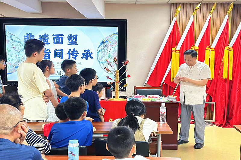 1759574235885088.jpg 江苏省南京市建邺区兴隆街道桃园居社区关工委开展“非遗面塑?指尖传承”体验活动(1).jpg