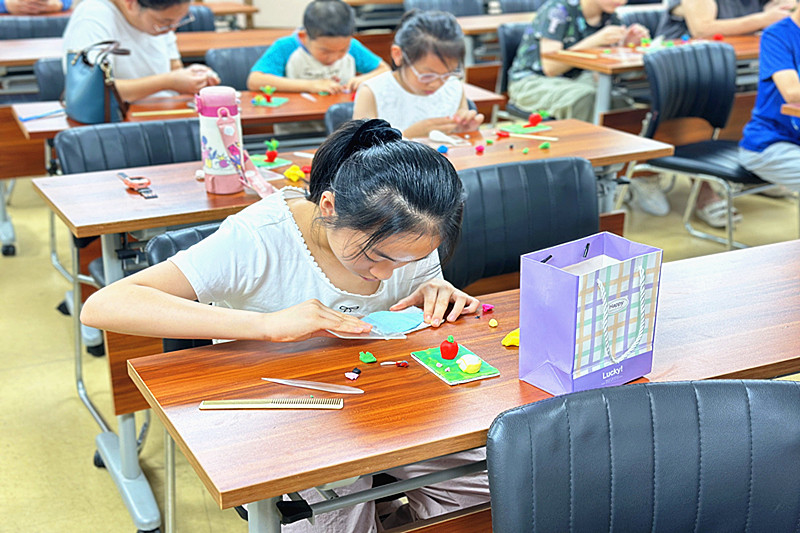 1759574245164799.jpg 江苏省南京市建邺区兴隆街道桃园居社区关工委开展“非遗面塑 指尖传承”体验活动(2).jpg