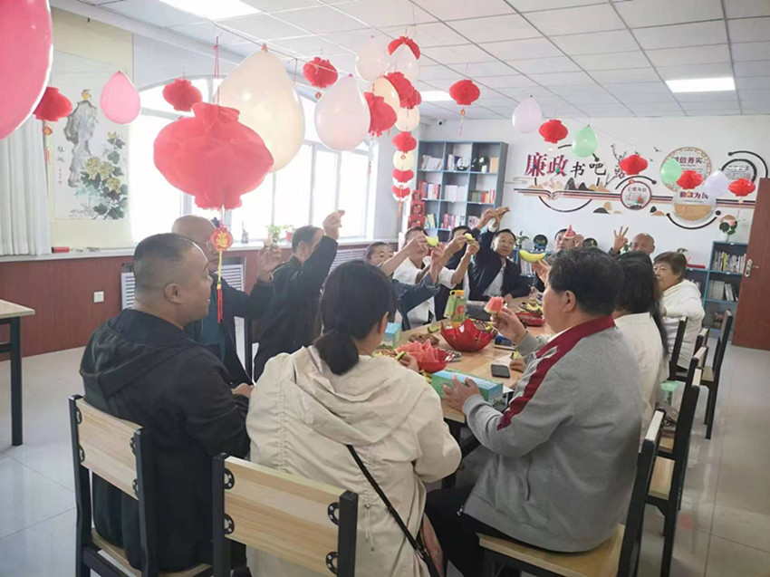 西城街道王府社区酥饼含甜迎皓月 河灯焕彩庆中秋活动4_副本.jpg