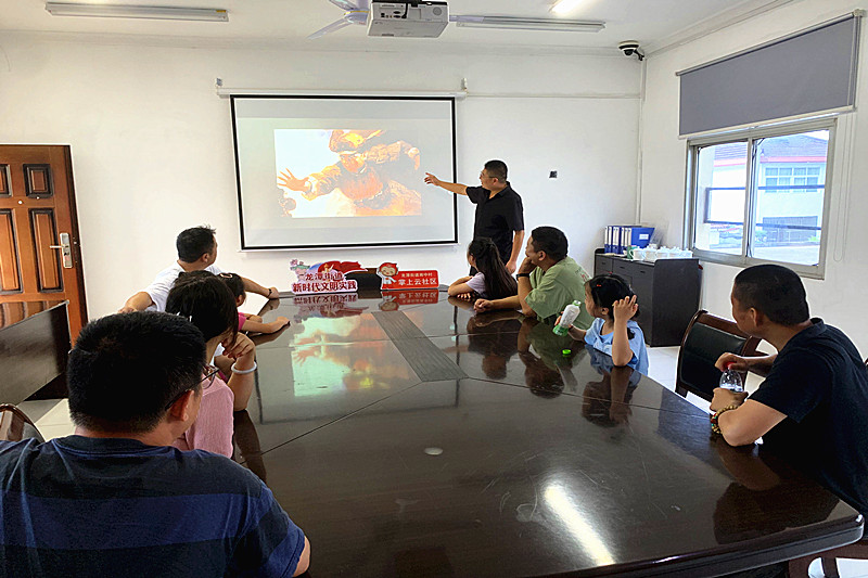 江苏省南京市栖霞区龙潭街道南中村开展“传承英雄精神 点亮成长之路”主题宣讲活动(2).jpg