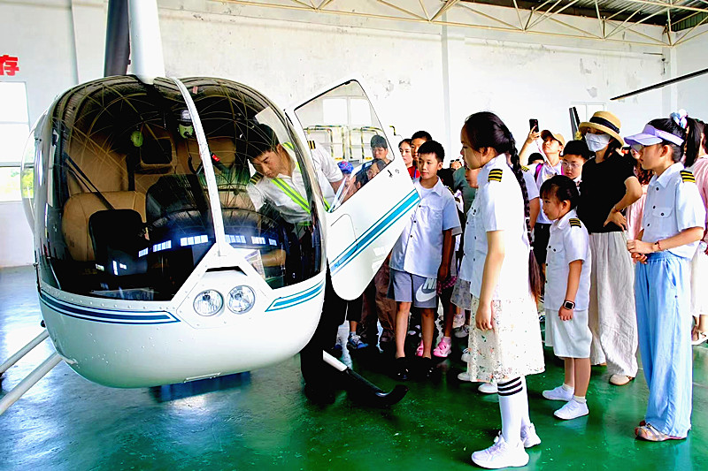 1759722462935293.jpg 江苏省南京市江北新区晓山社区关工委开展“稚手触碰天际 ,童心征服云霄”的航空科普活动(1).jpg