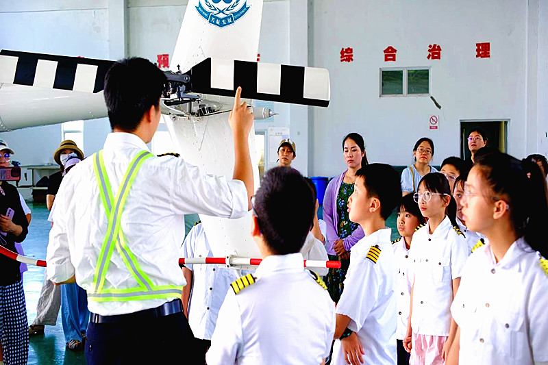 1759722469214849.jpg 江苏省南京市江北新区晓山社区关工委开展“稚手触碰天际 ,童心征服云霄”的航空科普活动(2).jpg