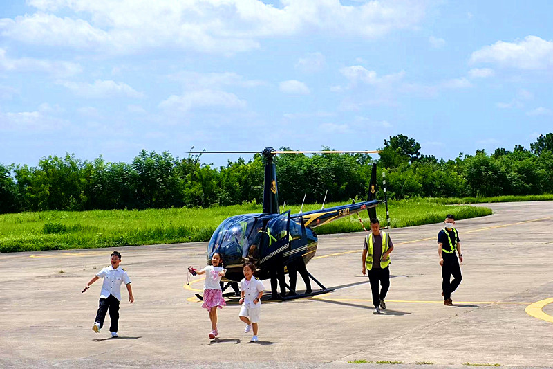 1759722476835642.jpg 江苏省南京市江北新区晓山社区关工委开展“稚手触碰天际 ,童心征服云霄”的航空科普活动(3).jpg