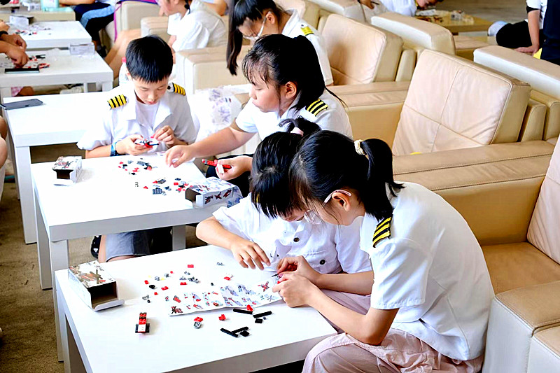 1759722484658235.jpg 江苏省南京市江北新区晓山社区关工委开展“稚手触碰天际 ,童心征服云霄”的航空科普活动(4).jpg